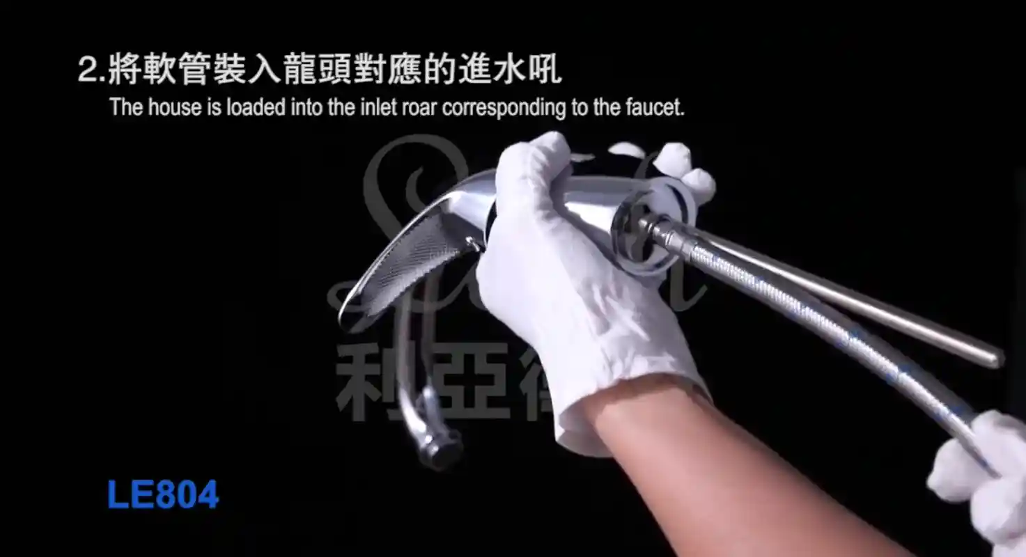 水龍頭教學:7步教你更換厨房水龍頭 6 連接水龍頭的冷熱進水管(冷水管); 更換厨房水龍頭