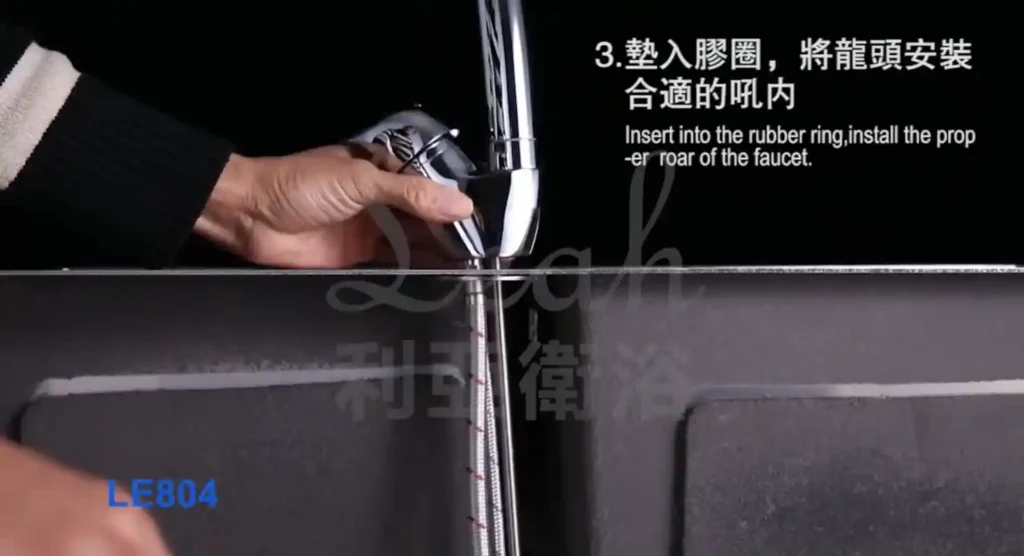 水龍頭教學:7步教你更換厨房水龍頭 8 更換厨房水龍頭;安裝水龍頭時放入膠墊