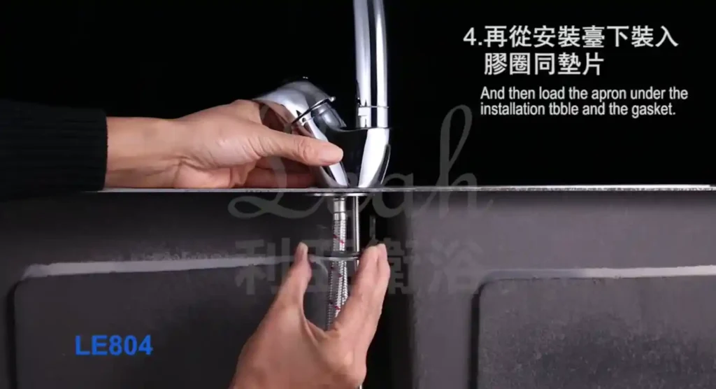 水龍頭教學:7步教你更換厨房水龍頭 9 更換厨房水龍頭;用螺母將螺絲桿固定-1
