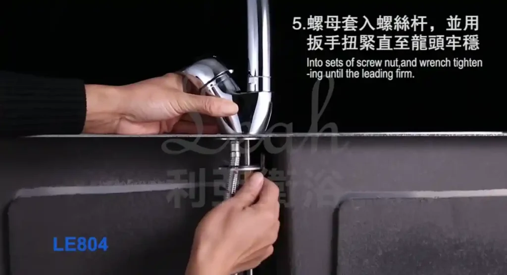 水龍頭教學:7步教你更換厨房水龍頭 10 更換厨房水龍頭;用螺母將螺絲桿固定-2