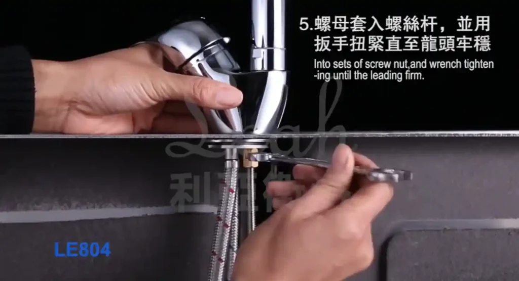 水龍頭教學:7步教你更換厨房水龍頭 11 更換厨房水龍頭;用螺母將螺絲桿固定-3