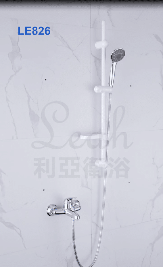 安装花洒杆，并确保花洒柱牢固无摇晃。图片中还可以看到花洒头的外观和细节。