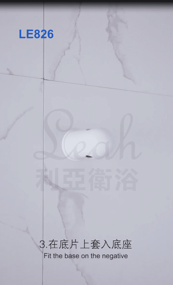 将花洒杆插入已经固定在浴室牆面上的花洒柱基座中，并将其旋紧，以完成安装花洒柱的过程。