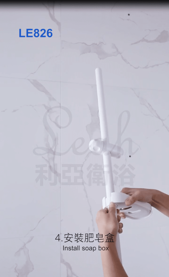一个装有可调节肥皂座的花洒柱，可以改变其高度和角度，适合不同的用户需求。