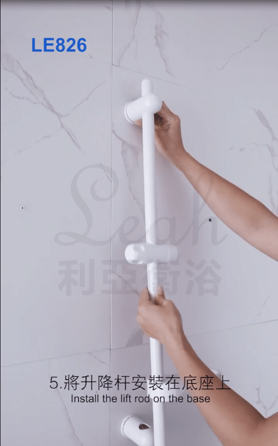一个将花洒柱插入基座的步骤，显示了花洒柱和基座之间的连接方式，以及进水管和垫圈的位置。
