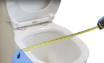 廁所板安裝測量 这张照片展示了安装厕所板的过程,一名男子正在用拉尺测量