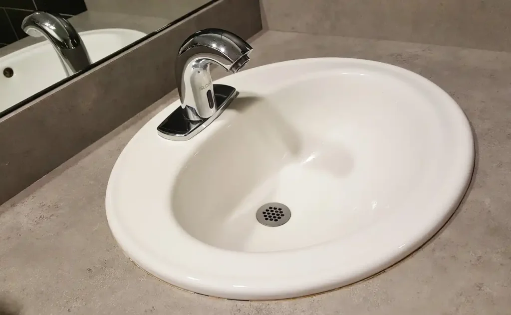 How to prevent silicone sealant from molding and keep the toilet bowl clean Clean Mold from Silicone Sealant; This photo shows a clean toilet bowl without moldy silicone sealant