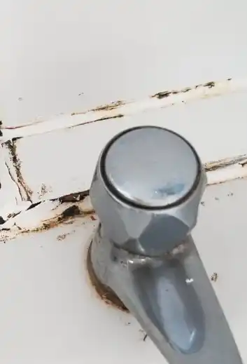 How to remove mold from silicone sealant on the sink This photo shows a sink with moldy silicone sealant. The sealant has turned black in color and looks dirty.