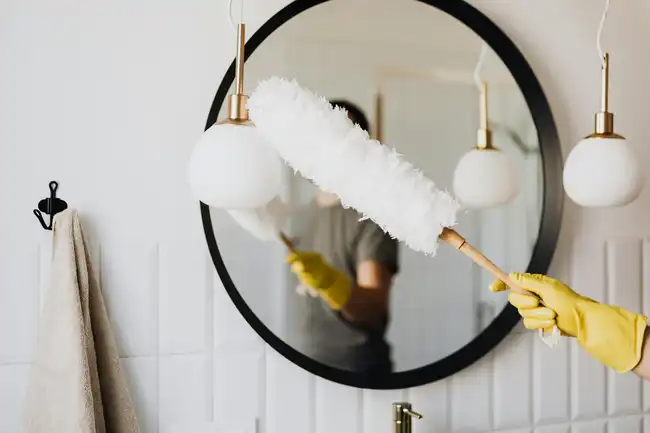 Don't Buy Expensive Mirror Cleaners! Try This Homemade Recipe Instead 1 clean mirror article coverwebp