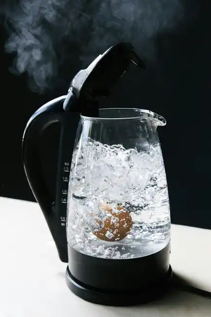 这些家庭常备物可以帮助你清洁热水壶和电热水瓶中的水垢! 1 cleaning waterkettle articlewebp